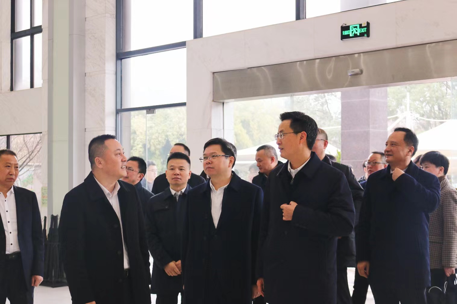 嘉兴市委书记陈伟一行莅临银娱优越会电气调研指导
